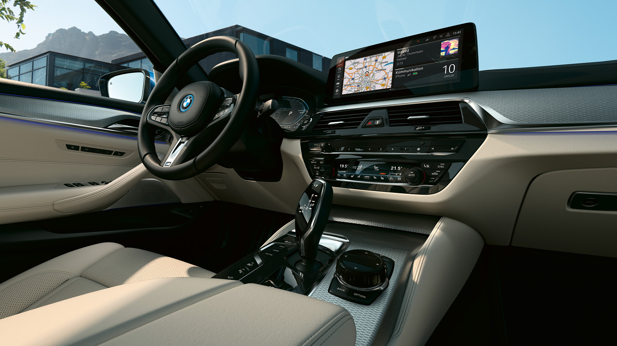 Интерьер BMW 5 серии G30 Центральный дисплей и спортивное кожаное рулевое колесо BMW 5 серии G30 (рестайлинг 2020 года), интерьер