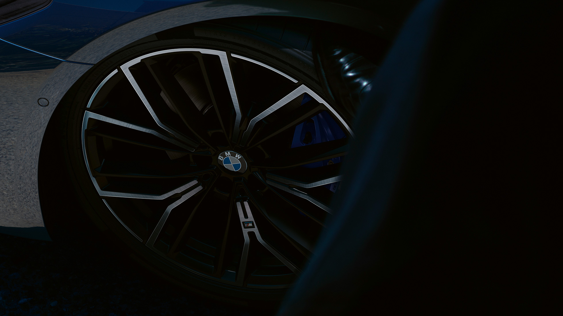 М легкосплавные диски Y-spoke 846 M, BMW 5 серии G30 М легкосплавные диски Y-spoke 846 M, BMW 5 серии G30 (рестайлинг 2020 года), цвет «Синий Фитоник», крупный план