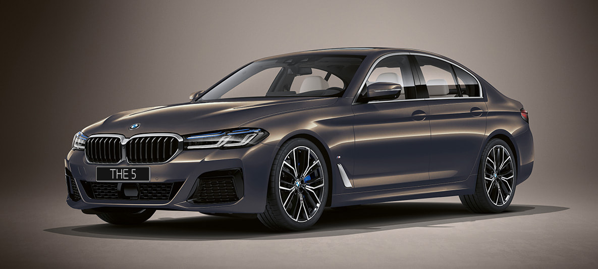 Индивидуальный цвет BMW 5 серии G30 BMW 5 серии G30 Individual (рестайлинг 2020 года) в неподвижном состоянии, вид спереди с поворотом в три четверти