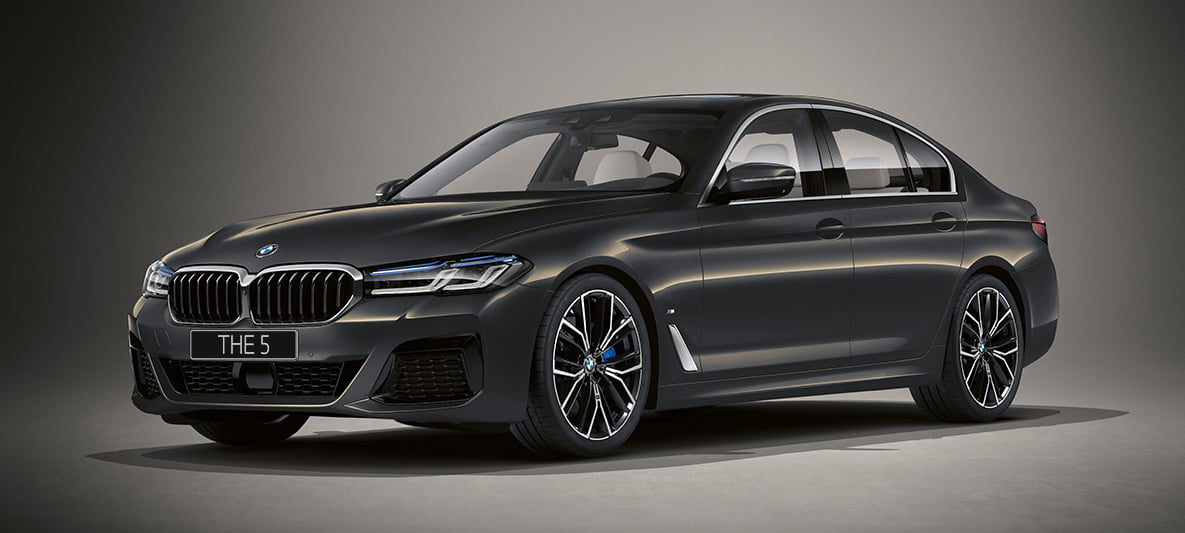Индивидуальный цвет BMW 5 серии G30 BMW 5 серии G30 Individual (рестайлинг 2020 года) в неподвижном состоянии, вид спереди с поворотом в три четверти