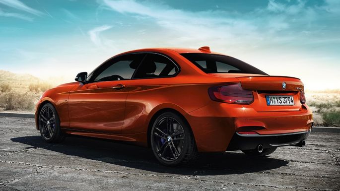 BMW 2 серии Coupe, вид сзади с поворотом на три четверти BMW 2 серии Coupe, вид сзади с поворотом на три четверти