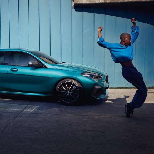 Характерный силуэт BMW 2 серии Gran Coupe Характерный силуэт BMW 2 серии Gran Coupe F44 2020 МГ синего цвета Snapper Rocks (металлик), вид сбоку