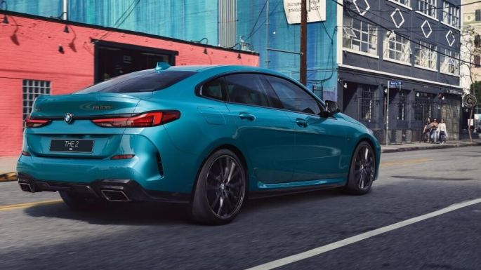 Прогрессивный дизайн BMW 2 серии Gran Coupe F44 Прогрессивный дизайн BMW 2 серии Gran Coupe F44 синего цвета Snapper Rocks (металлик), вид сбоку с поворотом в три четверти