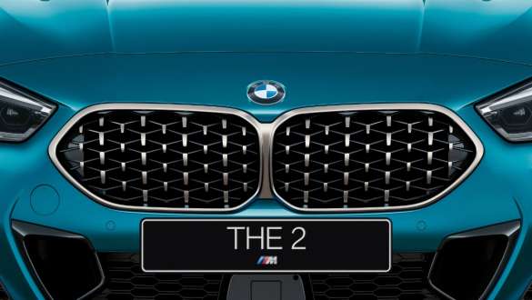 Решетка радиатора BMW с характерными ламелями модели BMW 2 серии Gran Coupe Решетка радиатора BMW с характерными ламелями модели BMW 2 серии Gran Coupe F44 синего цвета Snapper Rocks (металлик), вид спереди крупным планом