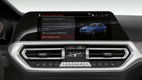 Седан BMW 3 серии, сервис дистанционного обновления программного обеспечения. Крупный план дисплея панели приборов седана BMW 3 серии с сервисом дистанционного обновления программного обеспечения.