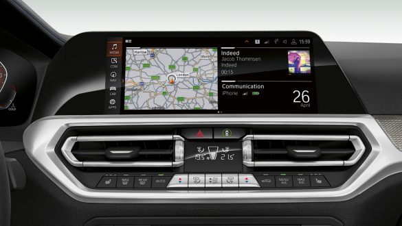 Седан BMW 3 серии, операционная система BMW 7.0 Крупный план дисплея панели приборов седана BMW 3 серии с операционной системой BMW 7.0.