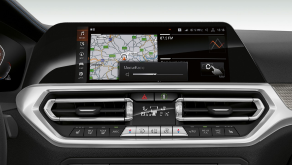 Седан BMW 3 серии, система управления жестами BMW Крупный план дисплея панели приборов седана BMW 3 серии с системой управления жестами BMW