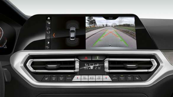 Седан BMW 3 серии, ассистент парковки Plus Крупный план дисплея панели приборов седана BMW 3 серии с ассистентом парковки Plus.