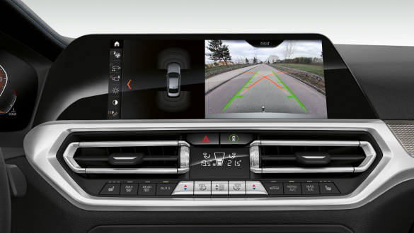 Седан BMW 3 серии, ассистент парковки Plus Крупный план дисплея панели приборов седана BMW 3 серии с ассистентом парковки Plus.