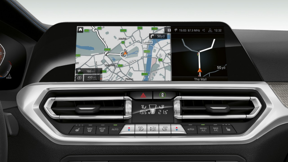 Седан BMW 3 серии, приборная панель BMW Live Cockpit Professional. Крупный план дисплея приборной панели BMW Live Cockpit Professional седана BMW 3 серии.