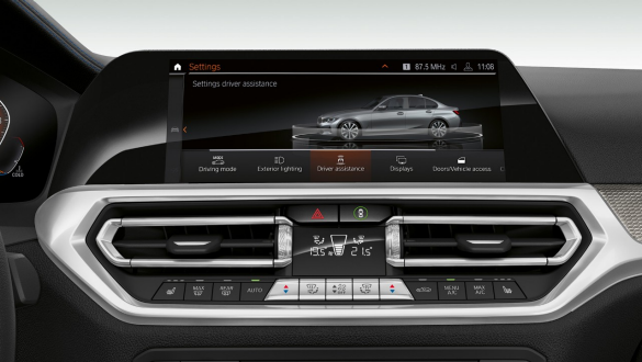 Седан BMW 3 серии, пакет систем помощи водителю Driving Assistant Professional. Крупный план дисплея панели приборов седана BMW 3 серии с пакетом систем помощи водителю Driving Assistant Professional.