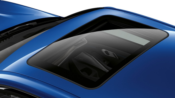 Седан BMW 3 серии, стеклянный люк в крыше. Вид сверху седана BMW 3 серии, закрытый стеклянный люк в крыше.