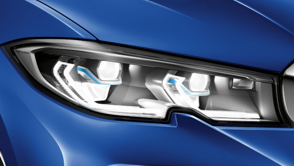 Седан BMW 3 серии, лазерные фары BMW Laserlight Крупный план вида сбоку левой передней лазерной фары BMW Laserlight.
