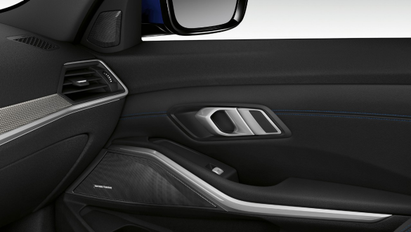 Седан BMW 3 серии, аудиосистема Harman Kardon Surround Sound. Крупный план подсвеченной внутренней панели пассажирской двери со встроенным динамиком аудиосистемы Harman Kardon Surround Sound.
