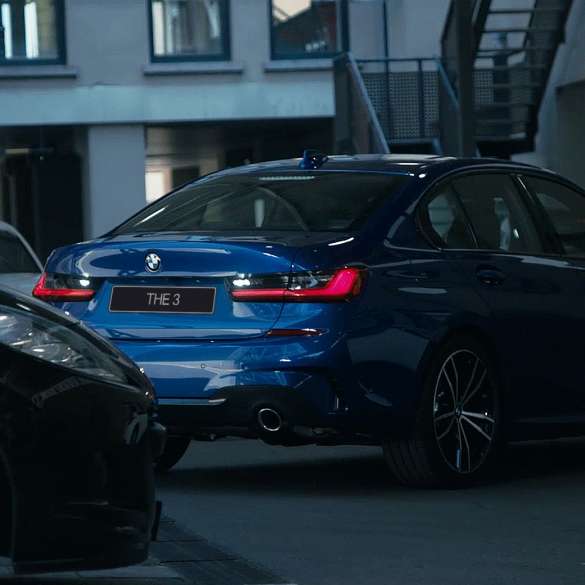 Седан BMW 3 серии, ассистент движения задним ходом G20 Крупный план дисплея панели приборов седана BMW 3 серии с информацией ассистента движения задним ходом G20.