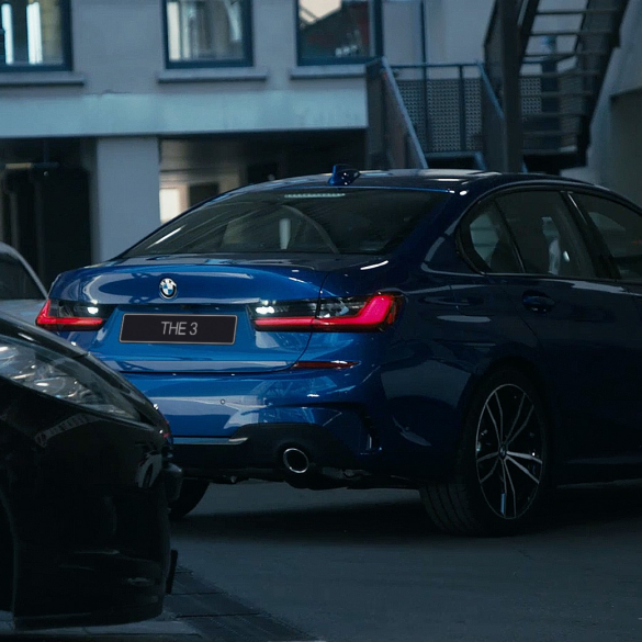 Седан BMW 3 серии, ассистент движения задним ходом Крупный план дисплея панели приборов седана BMW 3 серии с информацией ассистента движения задним ходом.