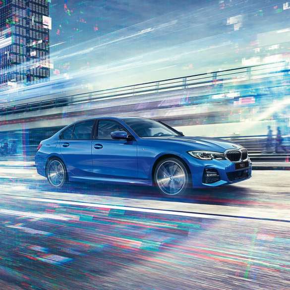 Седан BMW 3 серии, вид сбоку в движении G20 Вид седана BMW 3 серии в движении сбоку в дневное время на городских улицах G20.