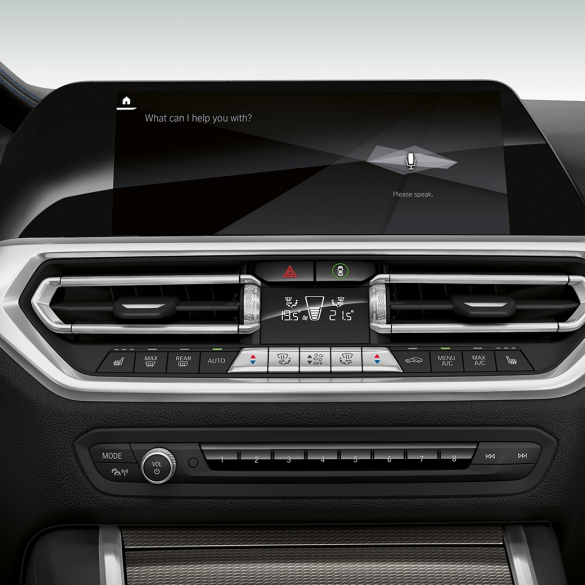 Седан BMW 3 серии, IPA Крупный план дисплея с IPA в салоне седана BMW 3 серии.