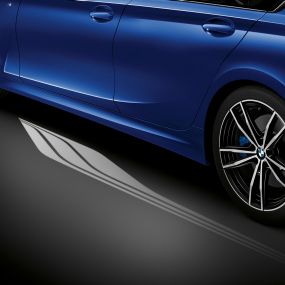 Седан BMW 3 серии, подсветка Welcome light G20 Вид спереди места водителя седана BMW 3 серии с подсветкой Ambient light синего цвета пространства для ног G20.