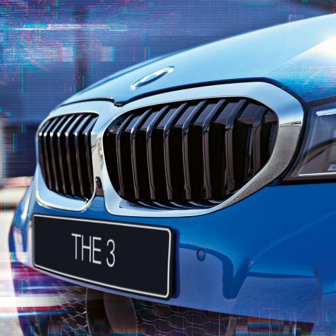Седан BMW 3 серии, оригинальная сдвоенная решетка радиатора Крупный план сбоку оригинальной сдвоенной решетки радиатора седана BMW 3 серии.