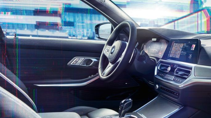 Седан BMW 3 серии, приборная панель BMW Live Cockpit Professional G20. Крупный план салона седана BMW 3 серии с приборной панелью BMW Live Cockpit Professional G20.