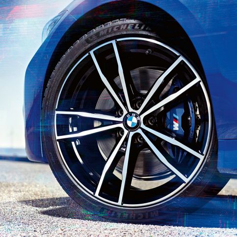 Седан BMW 3 серии, легкосплавные диски 791 M G20 Крупный план 19-дюймовых легкосплавных дисков М черного цвета Jet 791 M седана BMW 3 серии G20.