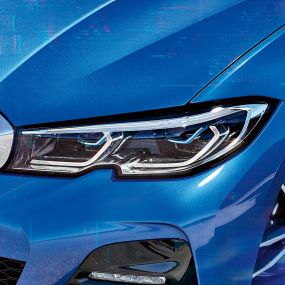 Седан BMW 3 серии, лазерные фары BMW Laserlight G20 Крупный план вида сбоку правой передней лазерной фары BMW G20.