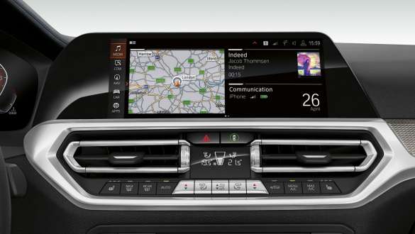 Седан BMW 3 серии, операционная система BMW 7.0 G20 Крупный план дисплея панели приборов седана BMW 3 серии с операционной системой BMW 7.0 G20.