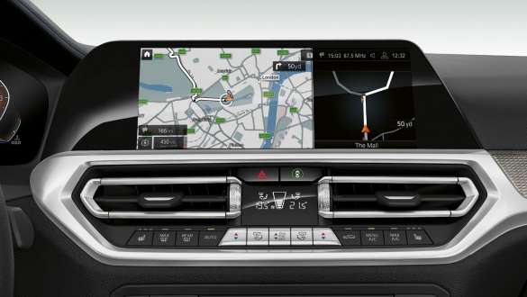 Седан BMW 3 серии, приборная панель BMW Live Cockpit Professional G20. Крупный план дисплея приборной панели BMW Live Cockpit Professional седана BMW 3 серии G20.