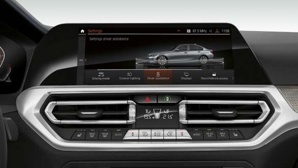 Седан BMW 3 серии, пакет систем помощи водителю Driving Assistant Professional G20. Крупный план дисплея панели приборов седана BMW 3 серии с пакетом систем помощи водителю Driving Assistant Professional G20.
