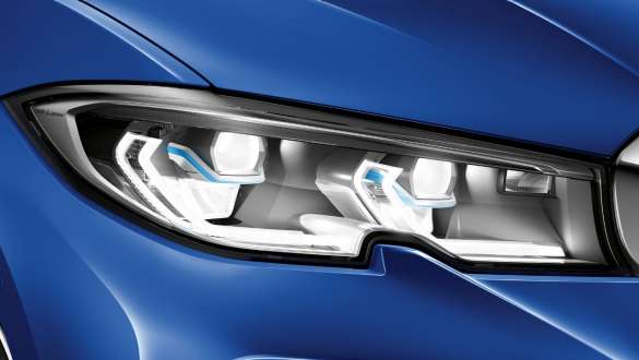 Седан BMW 3 серии, лазерные фары BMW Laserlight G20 Крупный план вида сбоку левой передней лазерной фары BMW Laserlight G20.