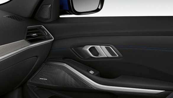 Седан BMW 3 серии, аудиосистема Harman Kardon Surround Sound G20. Крупный план подсвеченной внутренней панели пассажирской двери со встроенным динамиком аудиосистемы Harman Kardon Surround Sound G20.