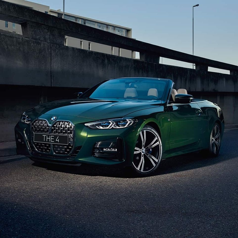 Вид спереди в три четверти BMW 4 серии Cabrio G23 2020 с мужчиной BMW 4 серии Cabrio G23 2020 "Зеленый Сан-Ремо металлик", вид сзади в три четверти с мужчиной