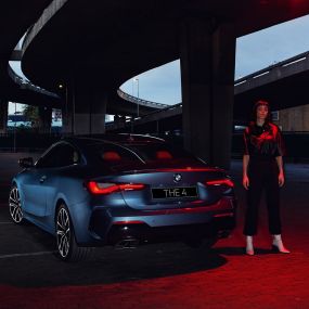 Вид модели BMW 4 серии Coupe G22 сзади, задние фонари BMW 4 серии Coupe G22 2020 года, цвет «Синий Арктик Рэйс» металлик, вид сзади, задние фонари