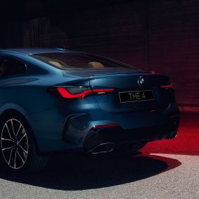 Вид модели BMW 4 серии Coupe G22 2020 года сзади с поворотом в три четверти, патрубки системы выпуска BMW 4 серии Coupe G22 2020 года, цвет «Синий Арктик Рэйс» металлик, вид сзади с поворотом в три четверти, патрубки системы выпуска