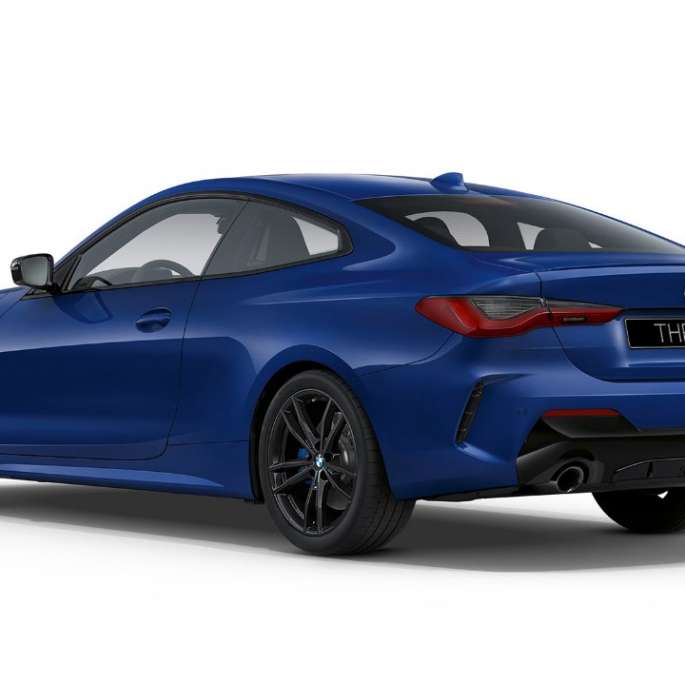 Вид модели BMW 4 серии Coupe G22 2020 года с пакетом M Sport сзади BMW 4 серии Coupe G22 2020 года с пакетом M Sport, цвет «Синий Арктик Рэйс» металлик, вид сзади с поворотом в три четверти