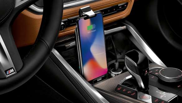 Универсальная беспроводная зарядная станция BMW, BMW 4 серии Coupe G22 2020 Универсальная беспроводная зарядная станция BMW, BMW 4 серии Coupe G22 2020, крупным планом