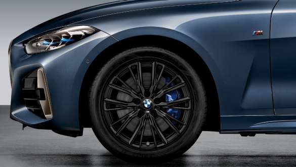 18" M Performance легкосплавный диск Double-spoke 796 M Jet Black, матовый, один диск без шины, передний, BMW 4 серии Coupe G22 2020 18" M Performance легкосплавный диск Double-spoke 796 M Jet Black, матовый, один диск без шины, передний, BMW 4 серии Coupe G22 2020, крупным планом