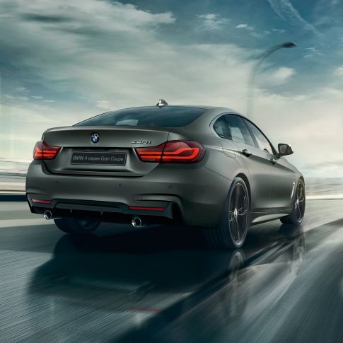 BMW 4 серии Гран Купе в движении, вид сзади BMW 4 серии Гран Купе в движении, вид сзади