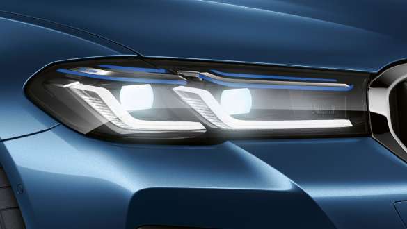 Лазерные фары BMW Laserlight BMW 5 серии G30 Лазерные фары BMW Laserlight BMW 5 серии (рестайлинг 2020 года), цвет «Синий Фитоник», вид спереди крупным планом