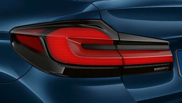 Светодиодные задние фонари BMW 5 серии G30 Светодиодные задние фонари BMW 5 серии (рестайлинг 2020 года), цвет «Синий Фитоник», вид сзади крупным планом