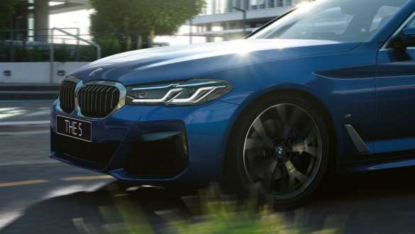 Система управления подвеской Adaptive Drive BMW 5 серии G30 Система управления подвеской Adaptive Drive BMW 5 серии G30 (рестайлинг 2020 года), рулевое колесо крупным планом