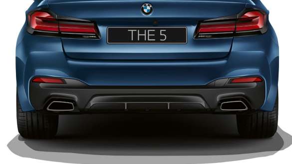 Патрубки выхлопной системы трапециевидной формы BMW 5 серии G30 Патрубки выхлопной системы трапециевидной формы BMW 5 серии G30 (рестайлинг 2020 года), вид сзади крупным планом