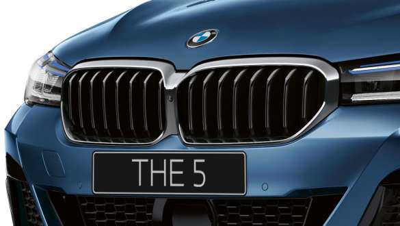 Решетка радиатора BMW 5 серии G30 Решетка радиатора BMW 5 серии G30 (рестайлинг 2020 года), цвет «Слоновая Кость», вид спереди крупным планом