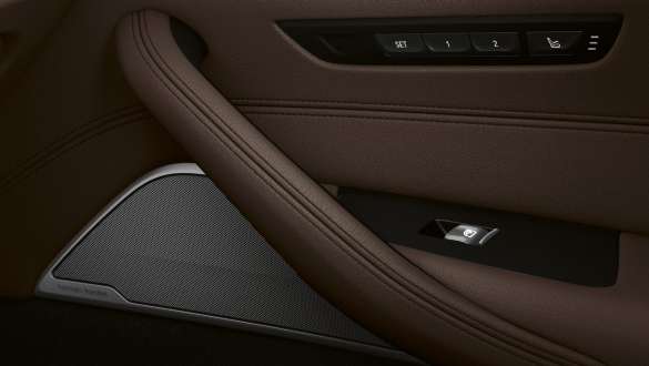 Аудиосистема Bowers & Wilkins Diamond Surround Sound BMW 5 серии G30 Аудиосистема Bowers & Wilkins Diamond Surround Sound BMW 5 серии G30 (рестайлинг 2020 года), интерьер, фотография двери крупным планом