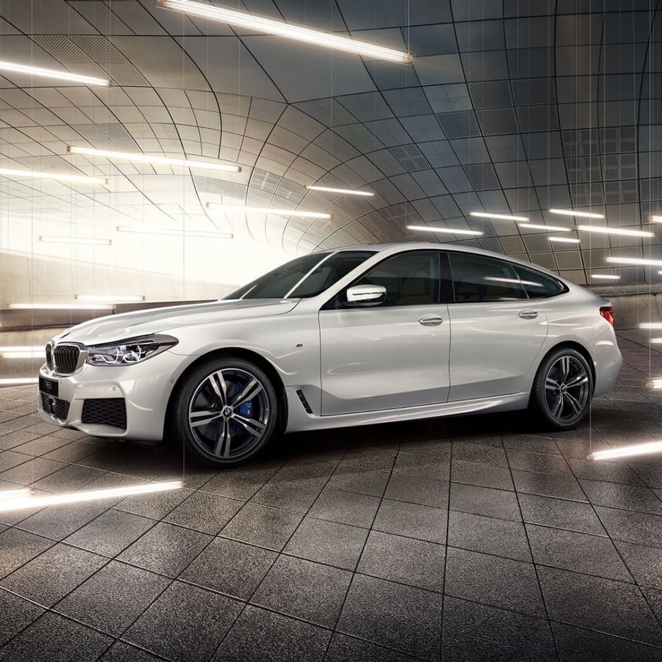 BMW 6 серии Гран Туризмо, вид сбоку. BMW 6 серии Гран Туризмо, вид сбоку, дизайн, внешний вид, на парковке.