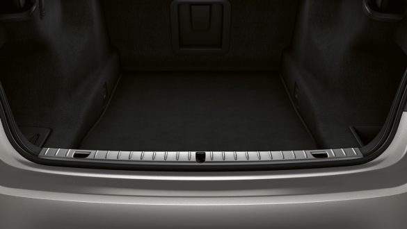 BMW 7 серии: накладка из нержавеющей стали на пороге багажного отделения BMW 7 серии: крупный план накладки из нержавеющей стали на пороге багажного отделения