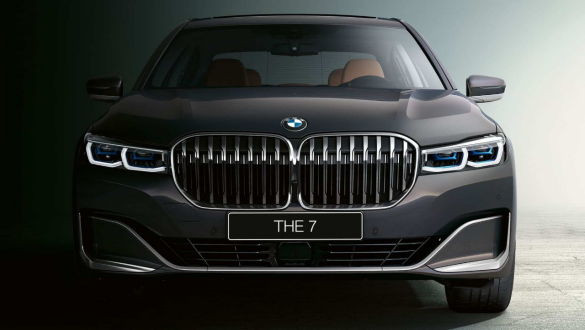 BMW 7 серии: передний бампер BMW 7 серии: вид спереди, крупный план переднего бампера