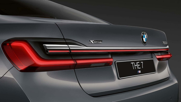 BMW 7 серии: задние фонари BMW 7 серии: задние светодиодные фонари со светящейся полосой, крупным планом