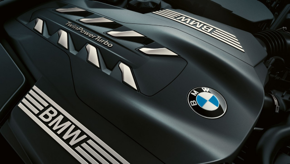8-цилиндровый бензиновый двигатель BMW TwinPower Turbo Седан BMW 7 серии: крупный план 8-цилиндрового бензинового двигателя BMW TwinPower Turbo